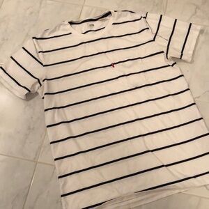 Levi’s men’s short sleeve T-shirt. Red tab. EUC!